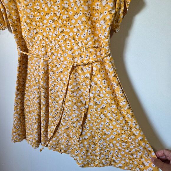 EUC ABERCROMBIE & FITCH YELLOW DITSY FLORAL V NECK BUTTON DOWN SHORT DRESS SZ SM - Picture 4 of 15